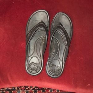 Men’s or women’s flip flops